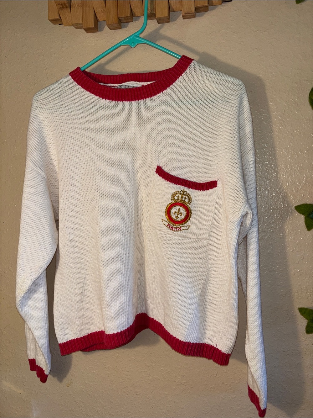 EUC VINTAGE Russ brand sweater features a white knit body with a contrasting red